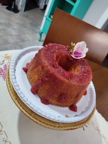 Bolo Iogurte com Calda de Morango